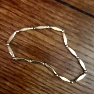 **Gold Bar Stretch Style Bracelet